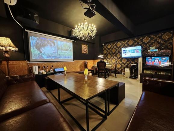 Gold Club Partyroom-4